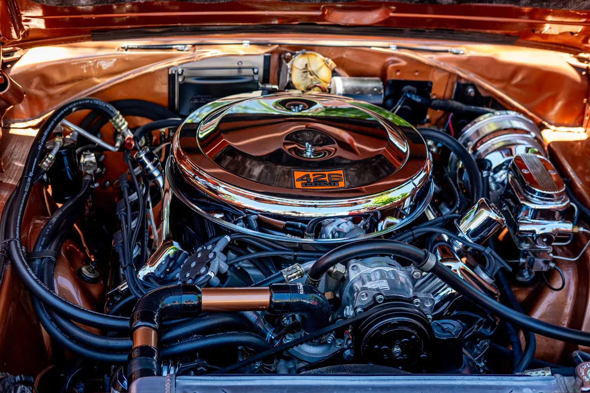 Moteur V8 426 Hemi sous un capot ouvert